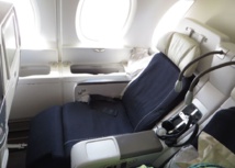 Siège coque Premium Eco d'Air France en position allongée (crédit photo flight-report.com / marathon) Siège coque Premium Eco d'Air France en position allongée (crédit photo flight-report.com / marathon)
