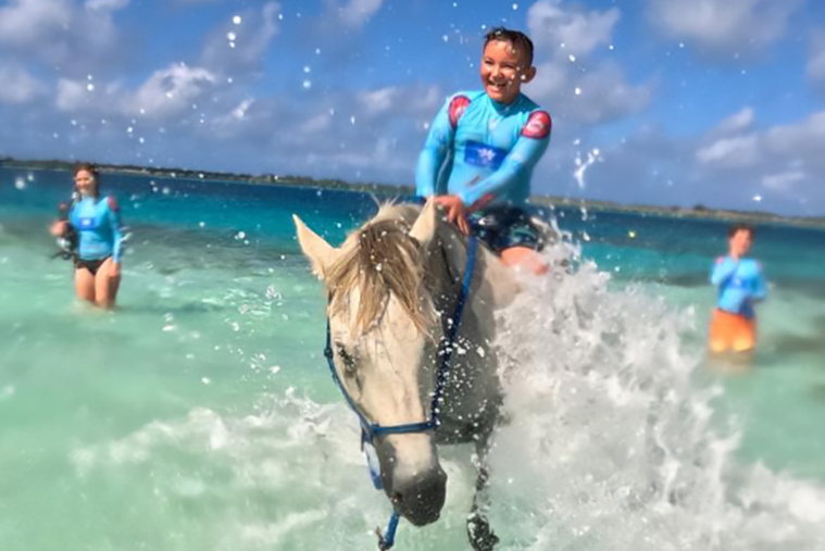 Le sourire des enfants atteints de cancer en visite à Bora Bora Le sourire des enfants atteints de cancer en visite à Bora Bora