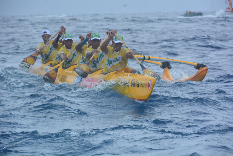 Shell Va'a reste le patron de cette première étape du Hawaiki Nui Va'a avec une quatrième victoire de suite entre Huahine et Raiatea.