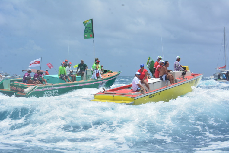 La cohorte de bateaux suiveurs a généré beaucoup vagues dans le lagon de Raiatea et de Taha'a. La cohorte de bateaux suiveurs a généré beaucoup vagues dans le lagon de Raiatea et de Taha'a.