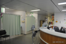Le service d'oncologie (qui effectue les traitements de chimiothérapie) du Centre hospitalier du Taaone fonctionne en hôpital de jour. 20 à 25 personnes y sont accueillies quotidiennement.