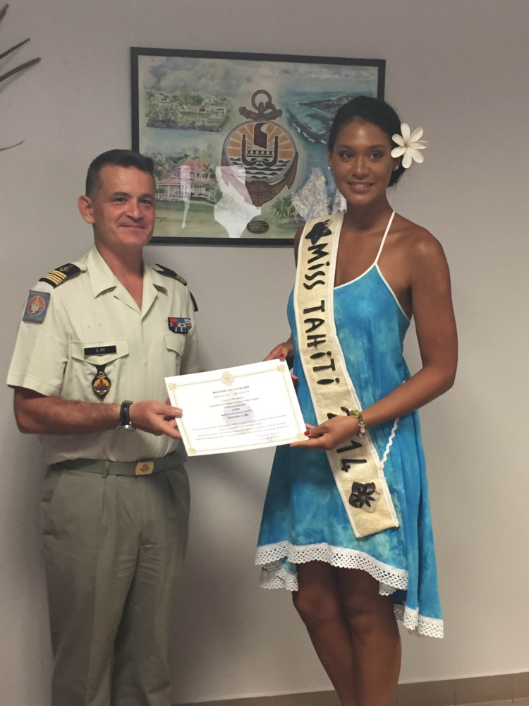 Hinarere Taputu a reçu son diplôme du colonel Sébastien PY, chef de corps du RSMA-Pf. Hinarere Taputu a reçu son diplôme du colonel Sébastien PY, chef de corps du RSMA-Pf.