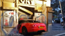 Il confie sa Ferrari à un voiturier... qui défonce une vitrine Il confie sa Ferrari à un voiturier... qui défonce une vitrine