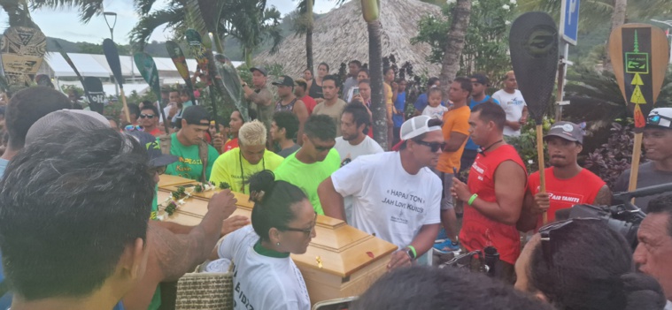 Bora Bora rend un dernier hommage à Kevin Kouider Bora Bora rend un dernier hommage à Kevin Kouider