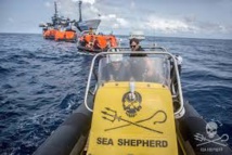 Sea Shepherd au secours de l'équipage d'un bateau soupçonné de pêche illégale Sea Shepherd au secours de l'équipage d'un bateau soupçonné de pêche illégale