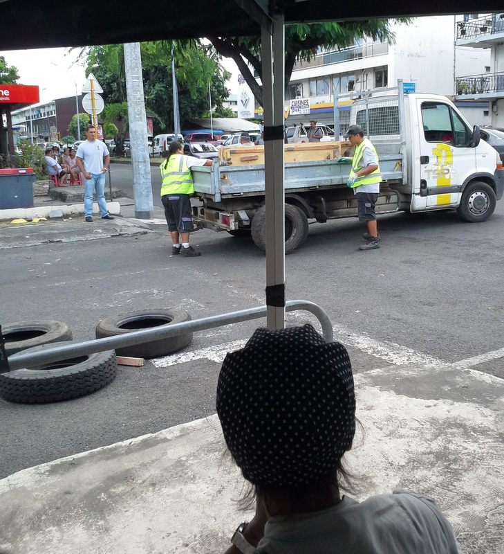 La TSP libère les accès des déchets encombrants (photo grévistes)