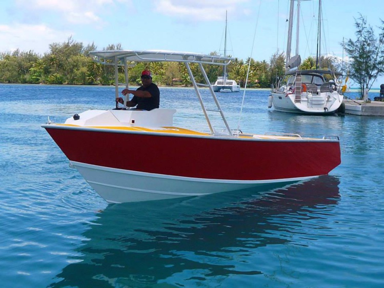 Landry Mu San à la barre de son poti marara en aluminium Landry Mu San à la barre de son poti marara en aluminium