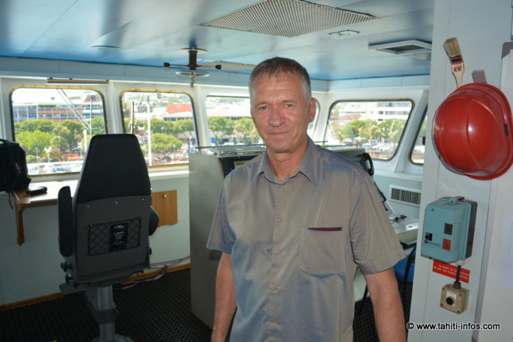 Benoît Beliaeff, directeur du centre Ifremer du Pacifique, sur le pont du bateau Benoît Beliaeff, directeur du centre Ifremer du Pacifique, sur le pont du bateau