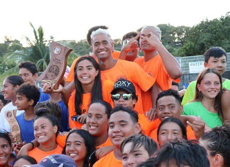 Keha Desbordes tient le trophée récompensant son club de l’Olympique de Pirae aux Interclubs. Keha Desbordes tient le trophée récompensant son club de l’Olympique de Pirae aux Interclubs.