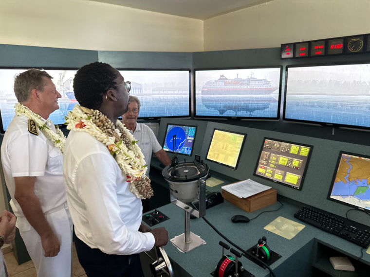 Passage obligé au simulateur pour Hervé Berville, qui n'est pas dépourvu d'un certain sens marin. Passage obligé au simulateur pour Hervé Berville, qui n'est pas dépourvu d'un certain sens marin.
