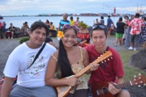 Ku’ulei entourée de son père et de Kelvin Ku’ulei entourée de son père et de Kelvin