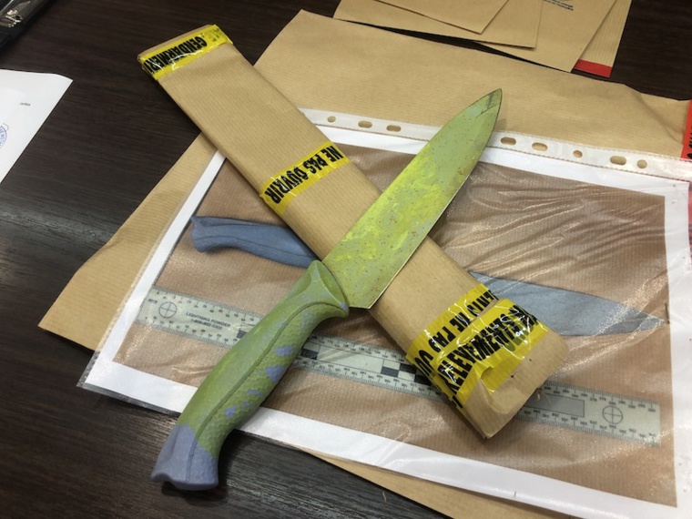 Le couteau avec lequel l'accusé avait menacé la jeune femme. Le couteau avec lequel l'accusé avait menacé la jeune femme.