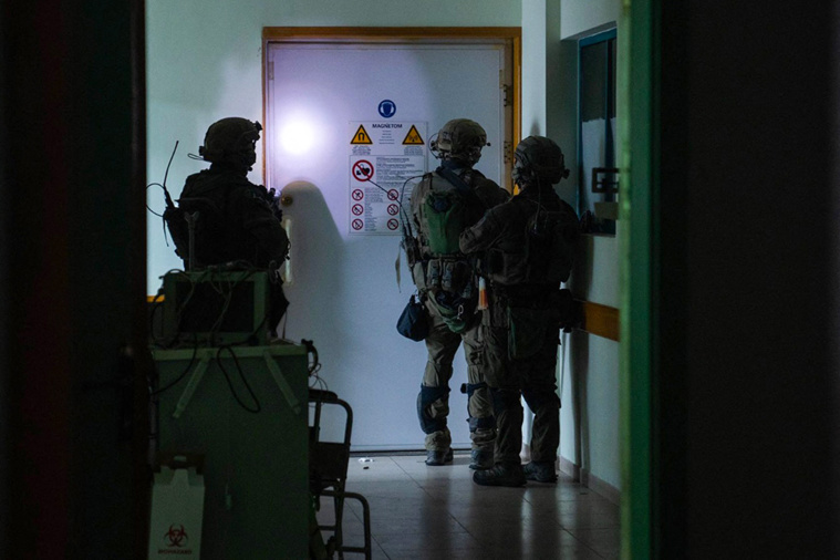 Cette photo diffusée par l'armée israélienne le 15 novembre 2023 montre des soldats israéliens menant des opérations à l'intérieur de l'hôpital Al-Shifa dans la ville de Gaza. Crédit Israeli Army / AFP