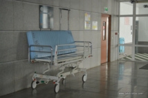 En Polynésie française, il y a cinq hôpitaux : le CHPF du Taaone travaille indépendamment de la direction de la santé du Pays, laquelle gère en direct les quatre hôpitaux périphériques.