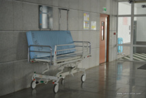 En Polynésie française, il y a cinq hôpitaux : le CHPF du Taaone travaille indépendamment de la direction de la santé du Pays, laquelle gère en direct les quatre hôpitaux périphériques.