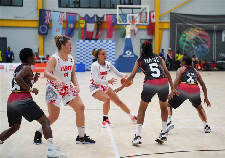 Mahinetea Tavanae et ses partenaires de la sélection féminine de basket-ball ont connu un meilleur début de compétition que leurs homologues masculins. (© Fiba) Mahinetea Tavanae et ses partenaires de la sélection féminine de basket-ball ont connu un meilleur début de compétition que leurs homologues masculins. (© Fiba)
