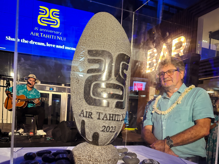 25 ans d'histoire gravés dans la pierre pour la compagnie aérienne locale à la tiare. 25 ans d'histoire gravés dans la pierre pour la compagnie aérienne locale à la tiare.