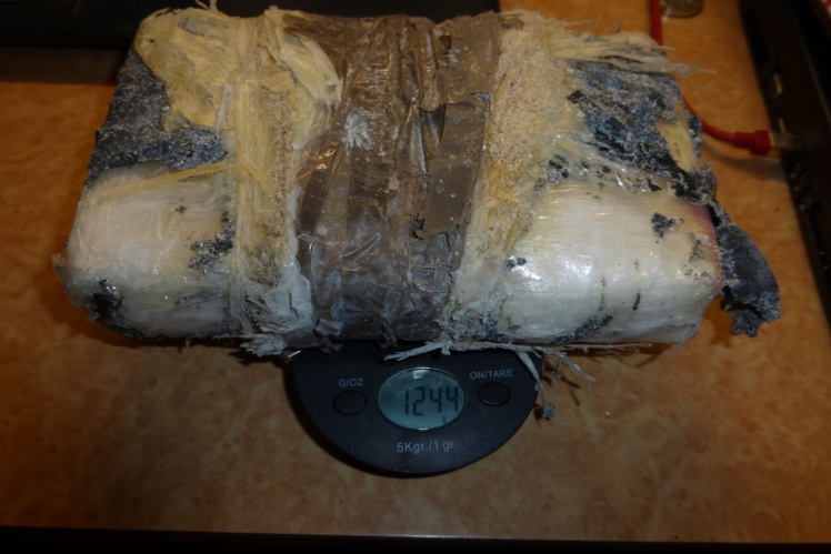 L'équipe du Prairial découvre 1.2 kilo de cocaïne à Clipperton