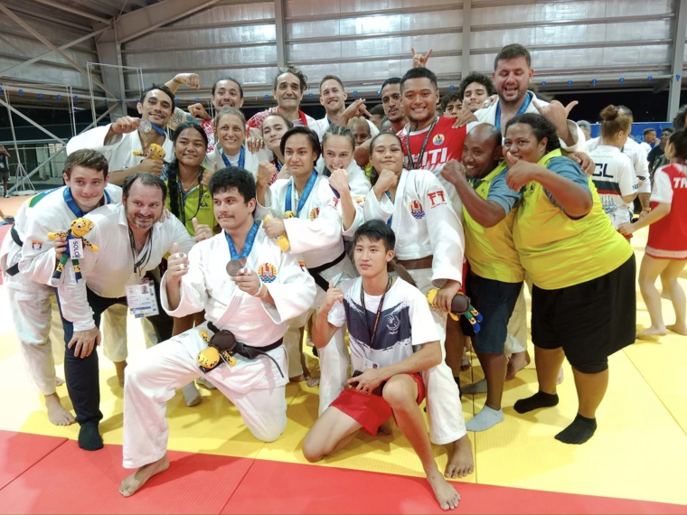Les judokas polynésiens avec leurs médailles sur les tatamis des îles Salomon. (photo : Fédération polynésienne de judo)