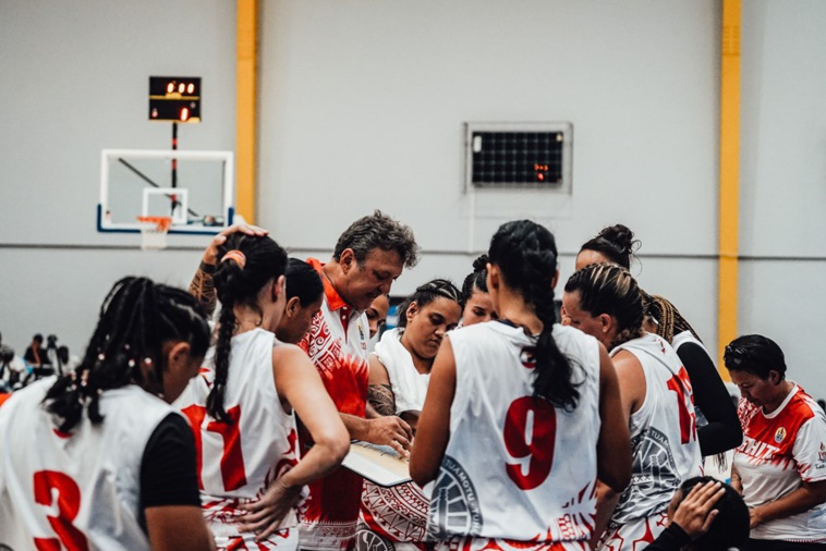 Après une première mi-temps difficile, le coach Georgy Adams a su trouver les ajustements et les mots justes à la pause pour relancer ses joueuses.  © Fiba