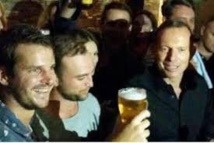 Australie: le Premier ministre provoque des remous en descendant une bière d'un trait Australie: le Premier ministre provoque des remous en descendant une bière d'un trait