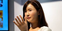 Japon: une hôtesse androïde dans un grand magasin Japon: une hôtesse androïde dans un grand magasin