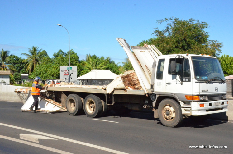 Un camion de livraison a percuté le haut du tunnel de Punaauia, vers 8h15 lundi Un camion de livraison a percuté le haut du tunnel de Punaauia, vers 8h15 lundi