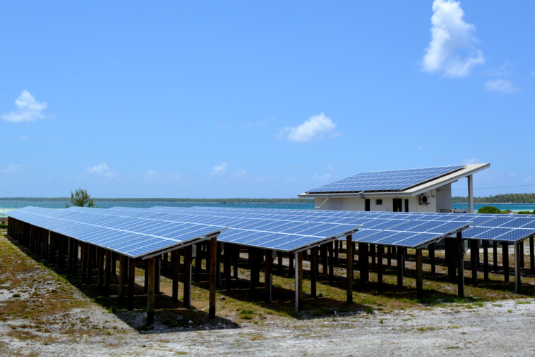 Une installation solaire dans les Tuamotu. Crédit photo : Archives TI;