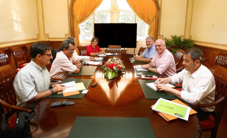 Pierre Pages et Philippe Thebault ont été reçus à la Présidence, ce lundi. Ils réalisent une étude de faisabilité sur l’implantation de paris sur les courses hippiques internationales en Polynésie française, pour le compte du PMU.