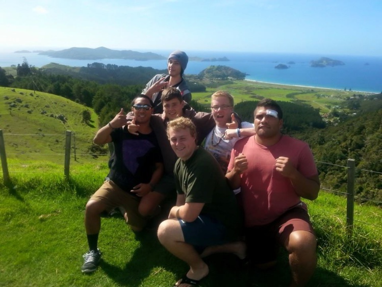 Henri fait ses études en tourisme en Nouvelle Zélande, un pays qu'il apprécie