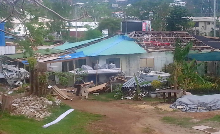 Les habitants du Vanuatu découvrent nos dons et nous remercient Les habitants du Vanuatu découvrent nos dons et nous remercient
