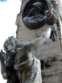 Quels sont les symboles sur le monument aux morts ? 
