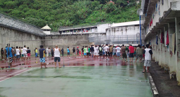 Dans la cour intérieure du centre de détention de Nuutania à Faa'a Dans la cour intérieure du centre de détention de Nuutania à Faa'a