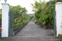 L'entrée de la propriété de Gaston Flosse à Erima L'entrée de la propriété de Gaston Flosse à Erima