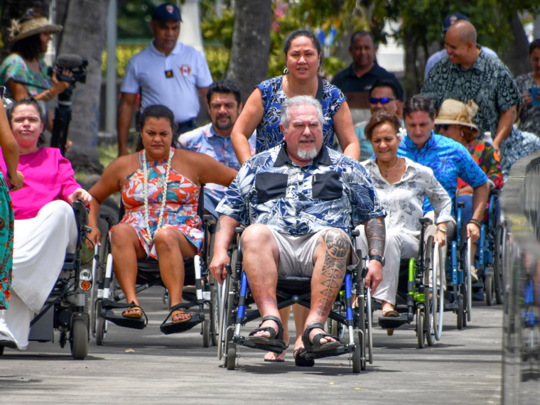 Petit tour en chaise roulante pour le gouvernement, à l'occasion de la journée internationale du Handicap.