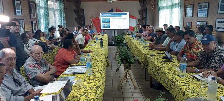 Alors que les travaux pour la construction de la nouvelle tour des juges des Jeux olympiques doivent démarer aujourd'hui, une réunion était organisée hier à la marie de Vairao pour rassurer les élus et les opposants à ce chantier prévu sur le récif de Teahupo'o. © Paorai Raveino Alors que les travaux pour la construction de la nouvelle tour des juges des Jeux olympiques doivent démarer aujourd'hui, une réunion était organisée hier à la marie de Vairao pour rassurer les élus et les opposants à ce chantier prévu sur le récif de Teahupo'o. © Paorai Raveino