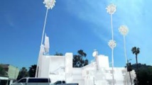 Blanc jusqu'aux palmiers, un motel transformé en sculpture géante à Los Angeles
