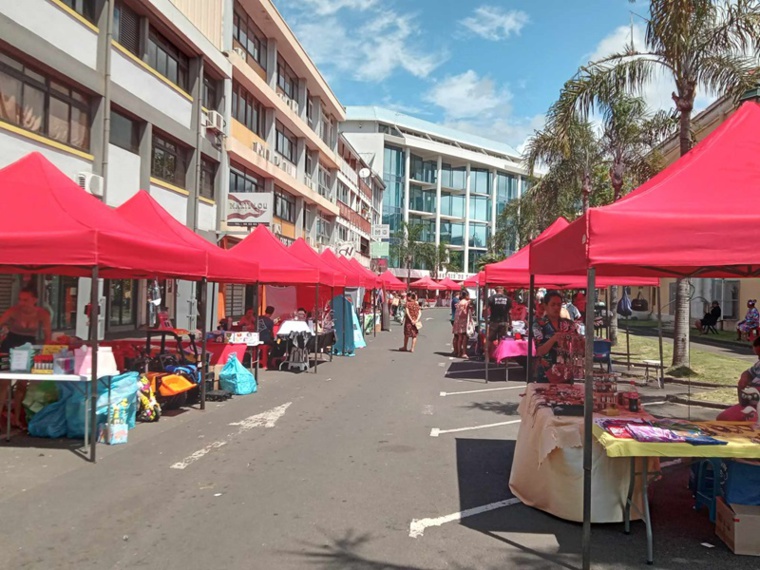 Un marché de Noël en demi-teinte Un marché de Noël en demi-teinte
