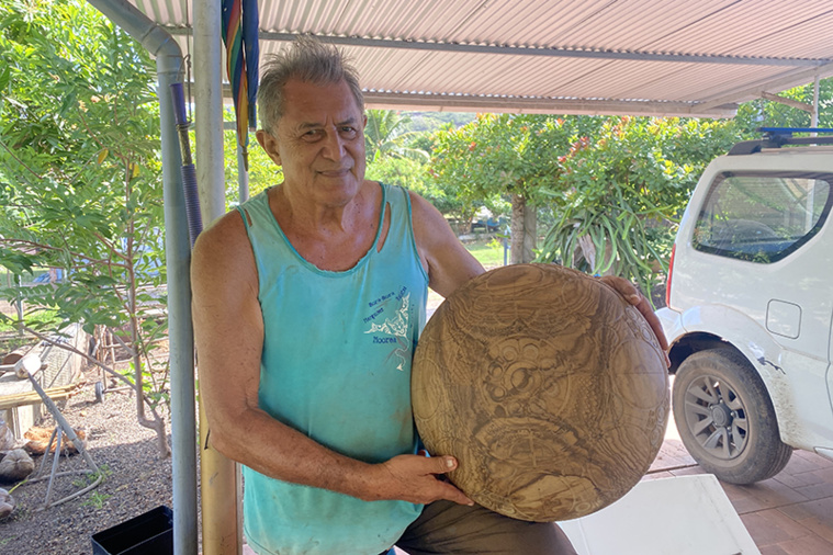 Damien Hoturau, sculpteur marquisien : entre tradition et transmission Damien Hoturau, sculpteur marquisien : entre tradition et transmission