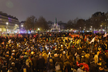 Des manifestants participent à une manifestation contre un projet de loi controversé sur l'immigration, alors que les législateurs et les sénateurs doivent décider du sort de la réforme, place de la République à Paris, le 18 décembre 2023. Crédit Geoffroy VAN DER HASSELT / AFP