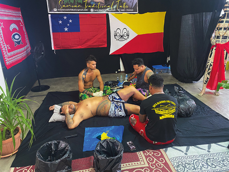 Su’a Alaiva, tatoueur traditionnel samoan au Matavaa Su’a Alaiva, tatoueur traditionnel samoan au Matavaa
