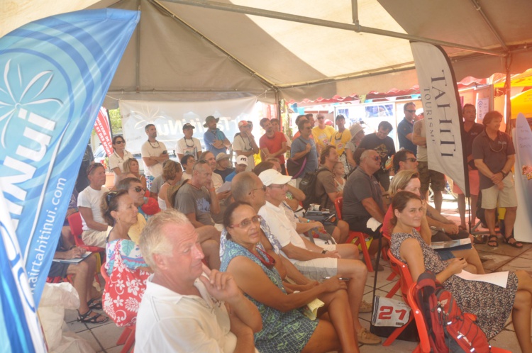 Les régatiers à l'écoute des consignes de course. Les régatiers à l'écoute des consignes de course.