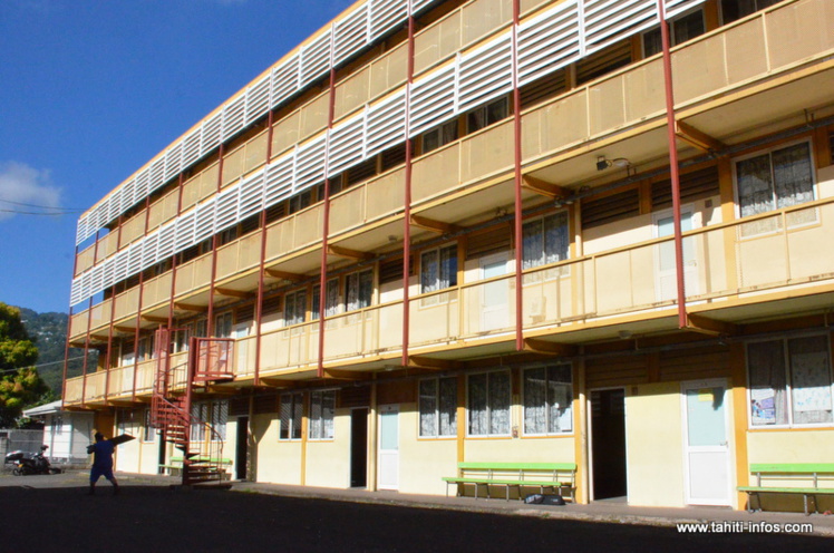 Le centre de vote pour les sénatoriales partielles de Polynésie est implanté dans les locaux du lycée Paul Gauguin, à Papeete. Quatre bureaux de vote sont aménagés pour accueillir les 712 grands électeurs