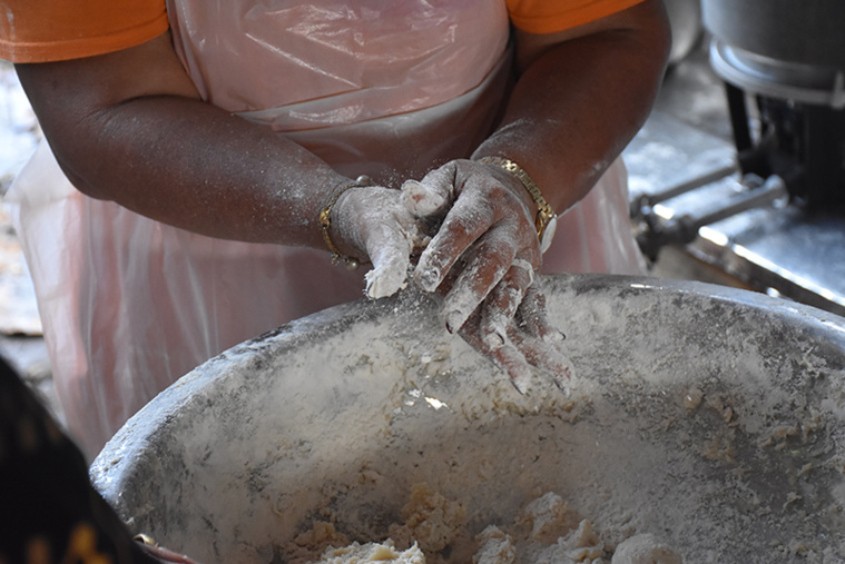 Au cœur des cuisines marquisiennes durant le Matavaa