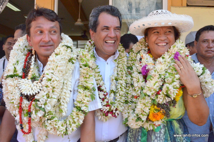 Edouard Fritch entouré des deux sénateurs polynésiens, Nuihau Laurey et Lana Tetuanui, dimanche à l'issue du premier tour du scrutin.