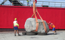 La pierre prévue pour la cérémonie d'inauguration : un rocher de 15 tonnes livré par bateau (Photo Facebook, commune de Hao).