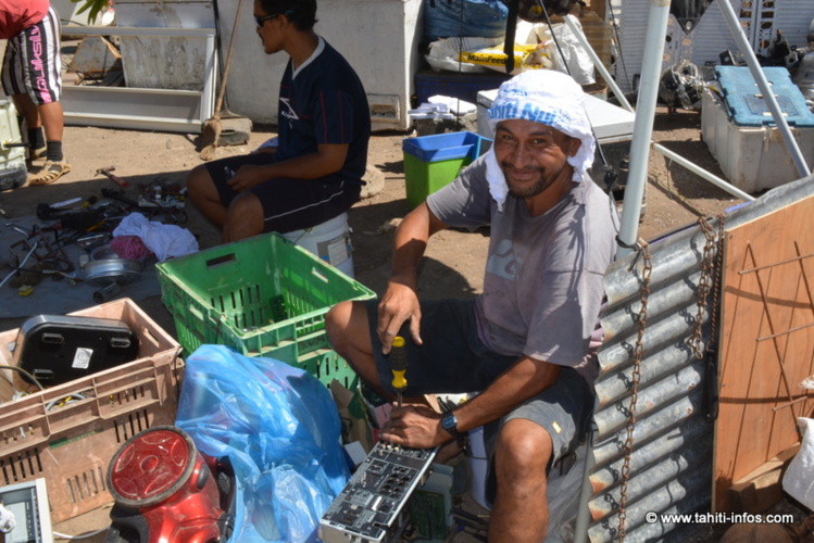 Tout le monde peu venir travailler, là un recycleur récupère des cartes électroniques Tout le monde peu venir travailler, là un recycleur récupère des cartes électroniques