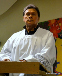 John Mairai joue l'aumonier de l'île, qui est aussi le narrateur John Mairai joue l'aumonier de l'île, qui est aussi le narrateur