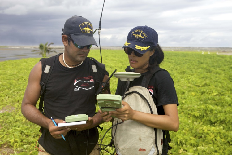 Plus de 50 000 points GPS du relief de l'île ont été établis pour réaliser un modèle numérique de terrain (MNT), une carte des reliefs. Plus de 50 000 points GPS du relief de l'île ont été établis pour réaliser un modèle numérique de terrain (MNT), une carte des reliefs.