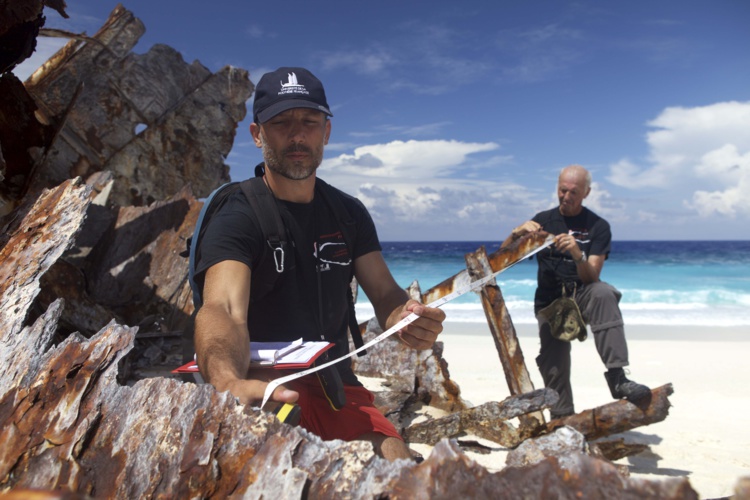 Relevés, identification et mesures des vestiges, restes et déchets sur l'île. Relevés, identification et mesures des vestiges, restes et déchets sur l'île.